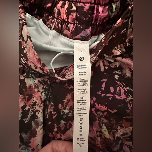 Lululemon Hotty Hot Low-Rise Lined Shorts 4” - Picture 5 of 6